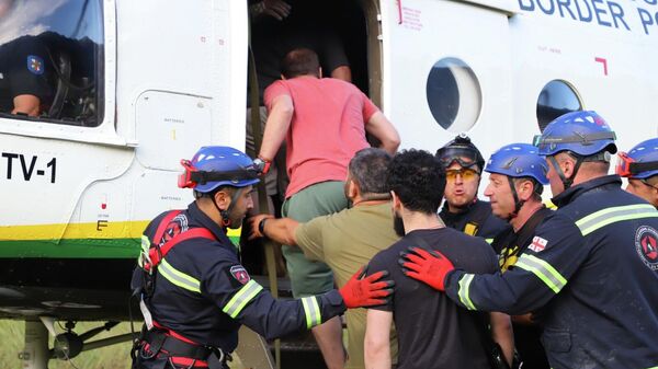 Эвакуация людей из Шови после схода оползня - Sputnik Грузия