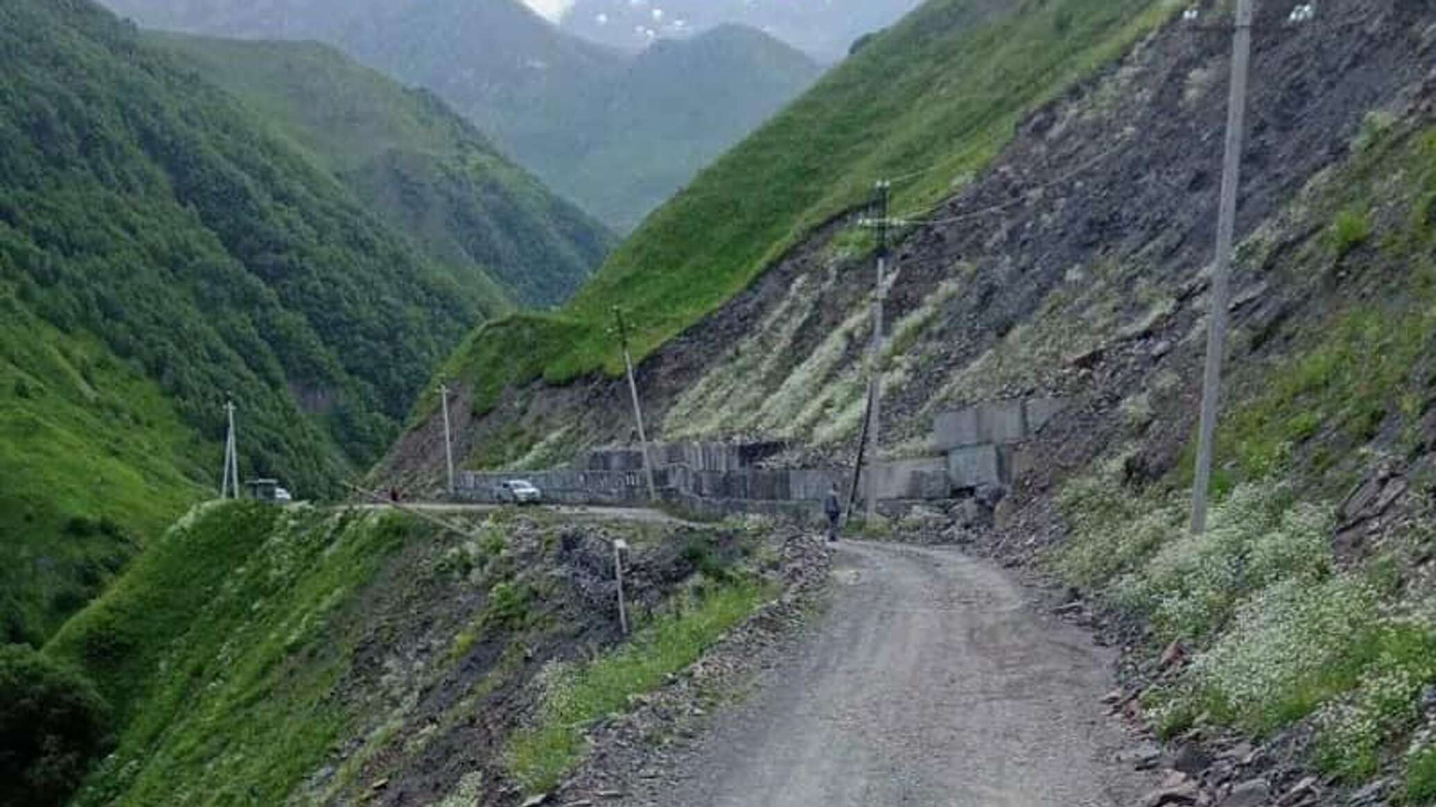 ჯუთას საავტომობილო გზაზე დაზიანებული გზის აღდგენითი სამუშაოები დაწყებულია