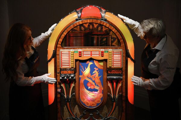 Музыкальный автомат Фредди Меркьюри на аукционе Sotheby’s в Лондоне. - Sputnik Грузия