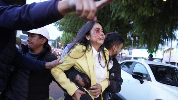 Раненые люди после стрельбы на ралли кандидата в президенты в Эквадоре - Sputnik Грузия