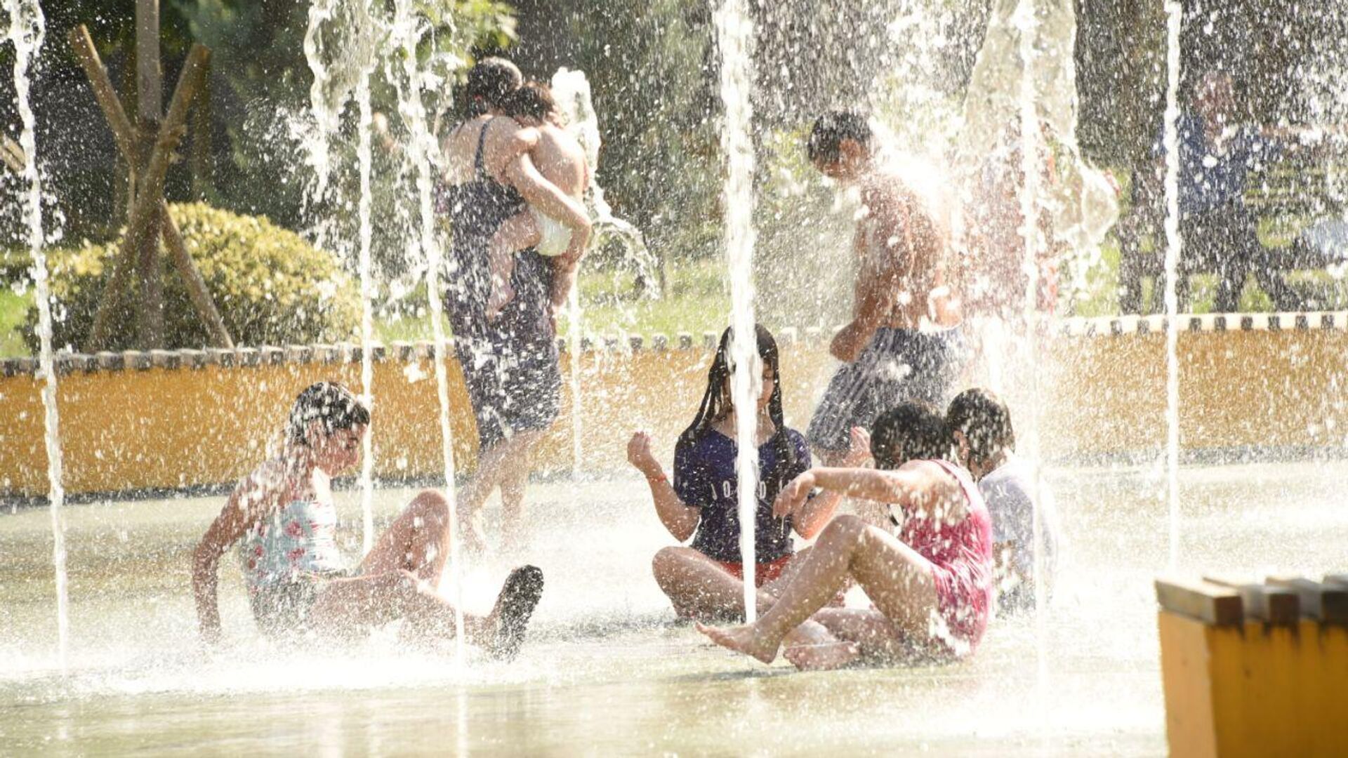 Летняя жара в столице Грузии - дети и взрослые купаются в городских фонтанах - Sputnik Грузия, 1920, 14.08.2023