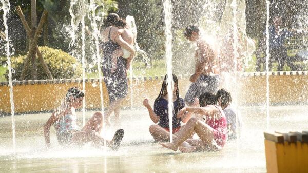 Летняя жара в столице Грузии - дети и взрослые купаются в городских фонтанах - Sputnik Грузия