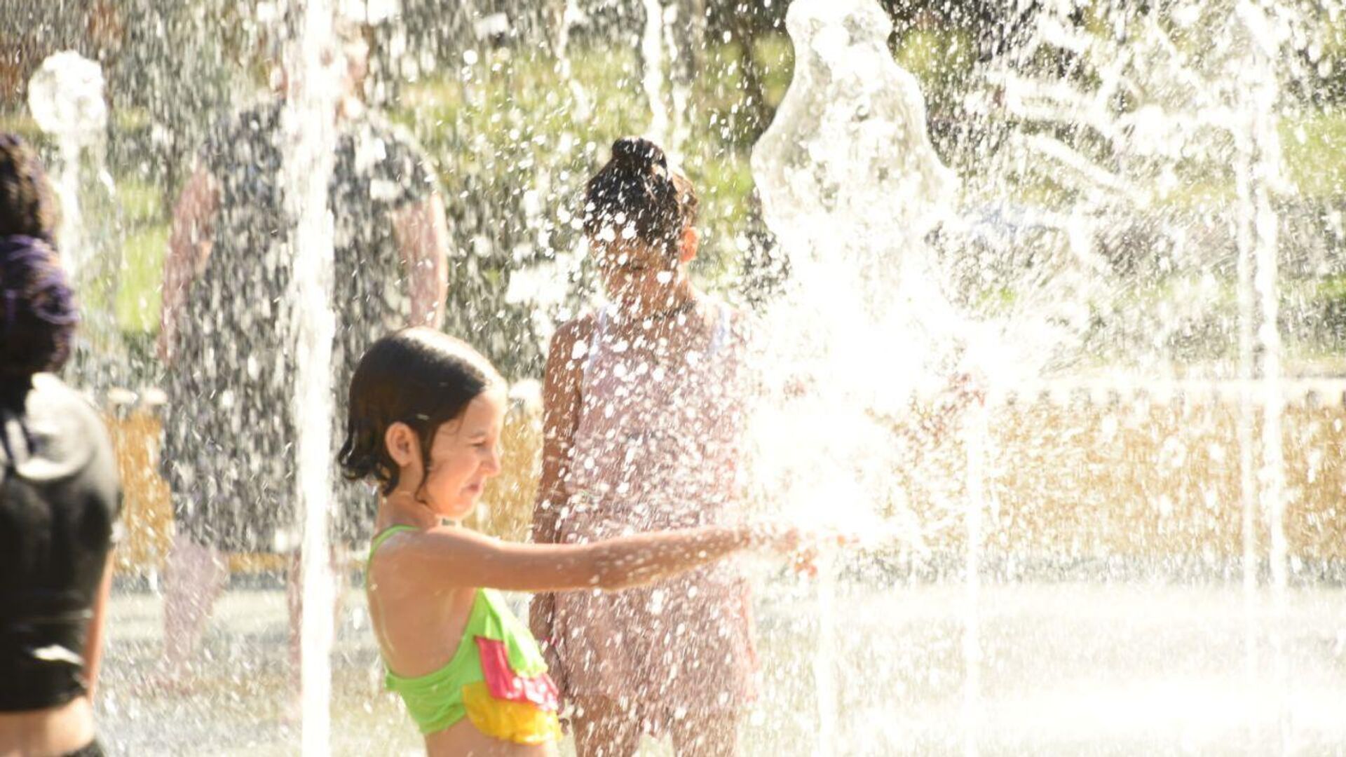 Летняя жара в столице Грузии - дети и взрослые купаются в городских фонтанах - Sputnik Грузия, 1920, 11.08.2023