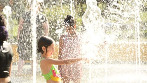 Летняя жара в столице Грузии - дети и взрослые купаются в городских фонтанах - Sputnik Грузия