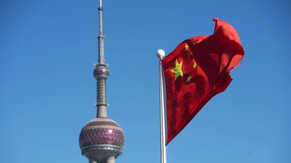 Флаг Китая рядом с телебашней в Шанхае, архивное фото - Sputnik Грузия