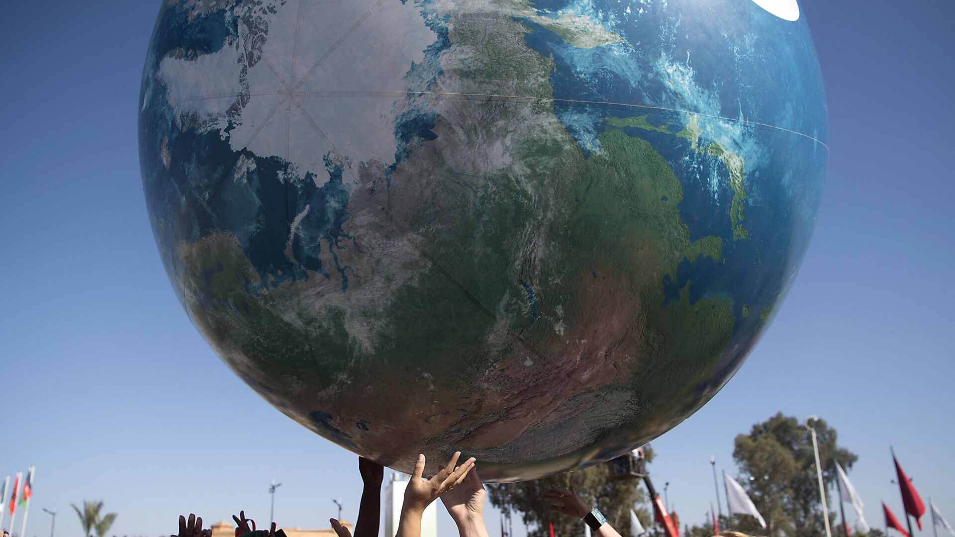 Члены всемирной конференции ООН по вопросам изменения климата с макетом Земли - Sputnik Грузия, 1920, 11.08.2023