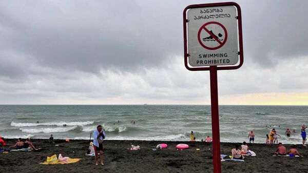 Отдыхающие на Черном море игнорируют штормовые предупреждения – видео - Sputnik Грузия