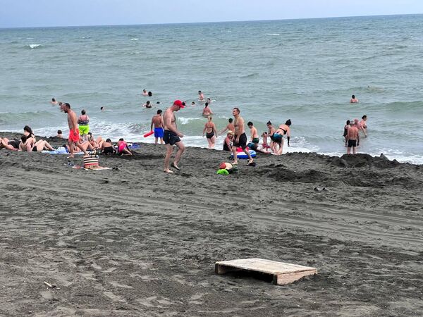 Люди продолжают заходить в воду, даже несмотря на приближающийся шторм или грозу. Люди продолжают заходить в воду, даже несмотря на приближающийся шторм или грозу. - Sputnik Грузия