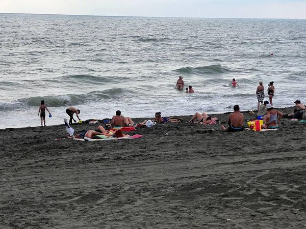 Несмотря на неоднократные обращения спасателей, люди плавают и без страха бросаются даже в высокие волны.  - Sputnik Грузия