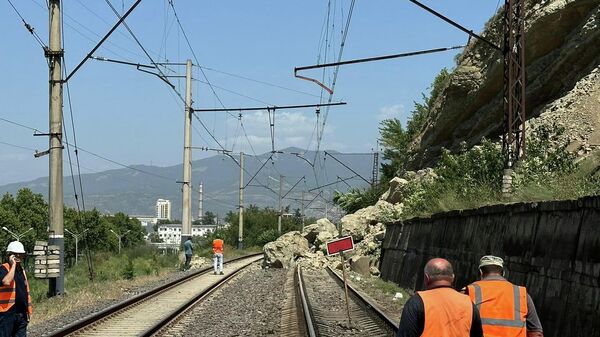 Камнепад обрушился на железную дорогу в Тбилиси  - Sputnik Грузия