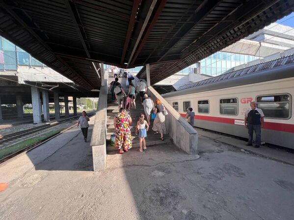 Этот поезд, следуя из Тбилиси, проезжает черноморский курорт Уреки.   - Sputnik Грузия