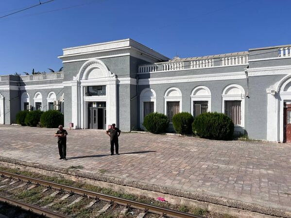 Встречаются и красивые станции. Например, это вокзал в Каспи. - Sputnik Грузия