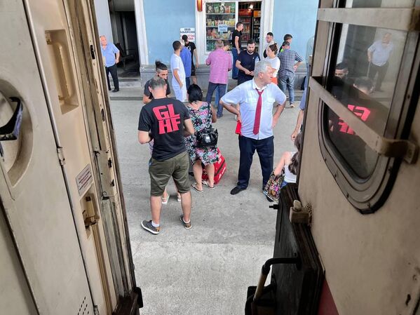 Проводники в поезде следят за порядком, а также предупреждают пассажиров перед отправкой состава с перрона. - Sputnik Грузия