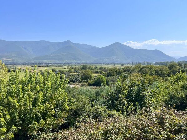 По дороге из окна поезда можно увидеть впечатляющие пейзажи. Так обычная поездка превращается в увлекательное путешествие. - Sputnik Грузия