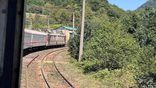 Железная дорога. Пассажирский поезд проезжает центральную часть Грузии - Sputnik Грузия