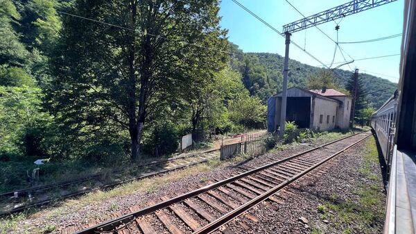Железная дорога. Пассажирский поезд проезжает центральную часть Грузии - Sputnik Грузия