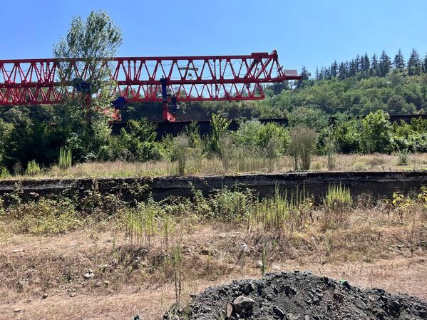 Поезд проезжает и мимо строящегося автобана через Рикотский перевал. - Sputnik Грузия