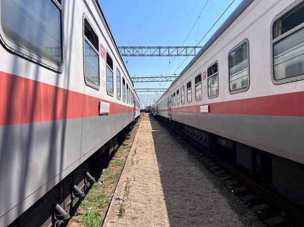 Как правило, в последние дни на такие поезда билетов в летний сезон не бывает, надо покупать их заранее, хотя бы за несколько дней. - Sputnik Грузия