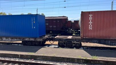 Железная дорога. Железнодорожная станция в Самтредиа. Грузовые составы