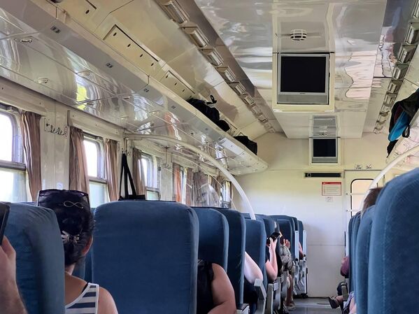 В салоне поезда установлены даже мониторы, но не подключены. - Sputnik Грузия