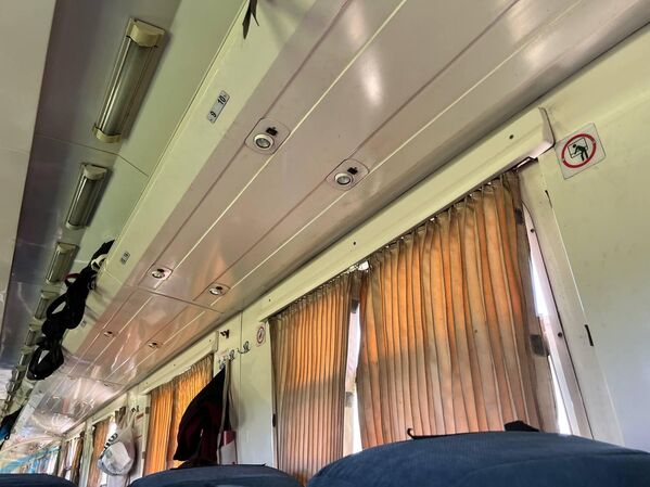 Есть и дополнительное верхнее освещение, но так как в Уреки и обратно в Тбилиси поезд следует в дневное время, свет не нужен. - Sputnik Грузия