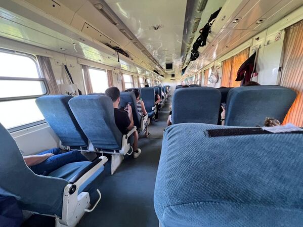 Хоть внешне поезд новым не выглядит, внутри все обновлено. Удобные сиденья, все чисто. - Sputnik Грузия