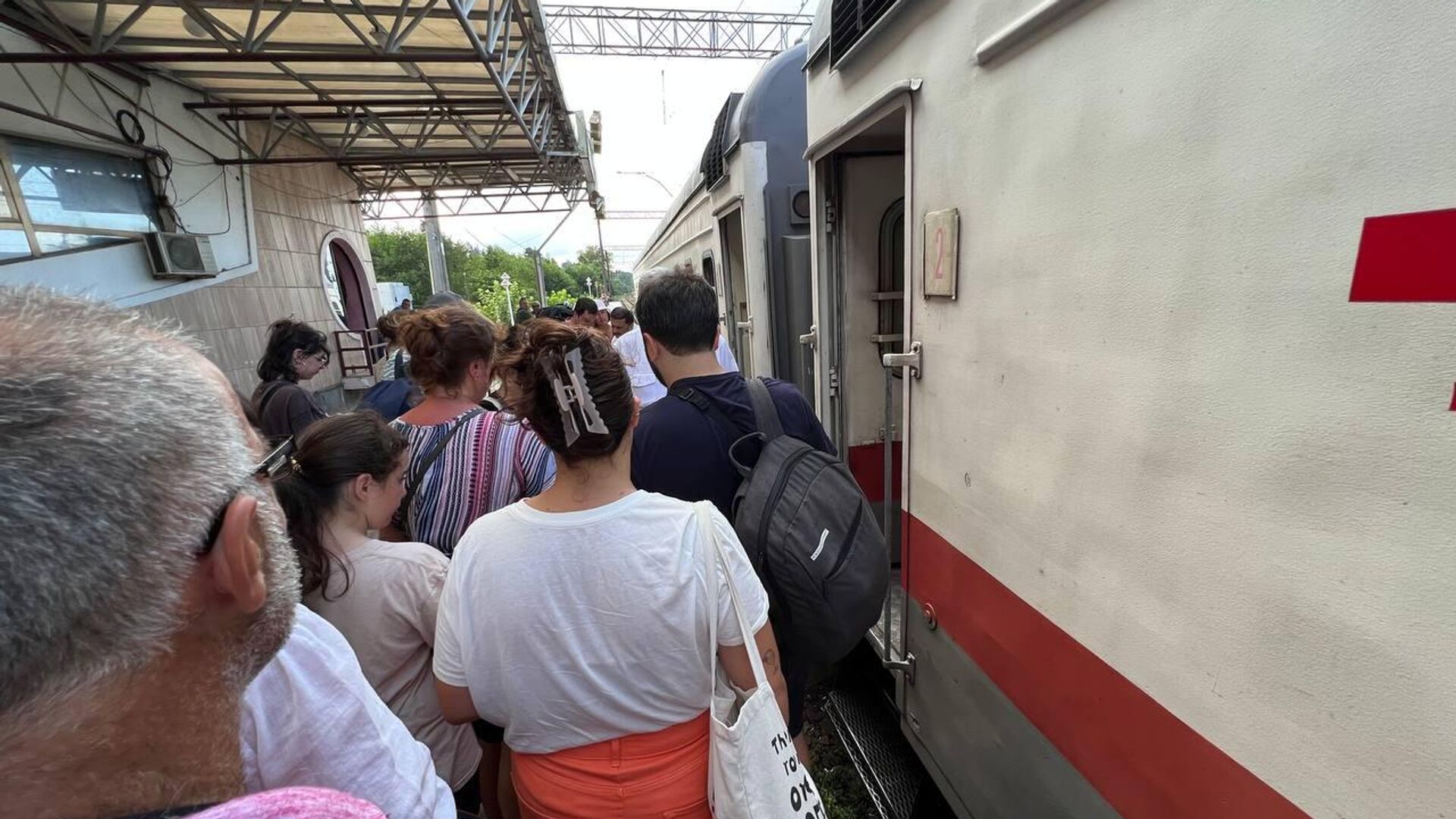 Железная дорога. Железнодорожная станция в Уреки. Пассажиры садятся в поезд - Sputnik Грузия, 1920, 23.08.2023