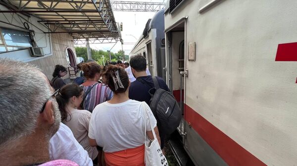 Железная дорога. Железнодорожная станция в Уреки. Пассажиры садятся в поезд - Sputnik Грузия