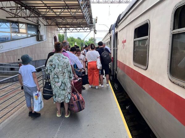 По дороге в Уреки или обратно в Тбилиси поезд делает множество остановок на всех станциях.  - Sputnik Грузия