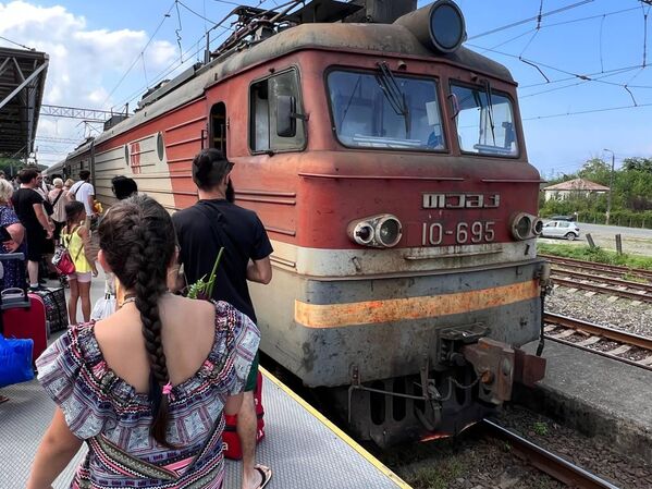 Поездка на поезде Зестафони-Тбилиси стоит всего 10 лари.  - Sputnik Грузия