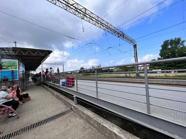 А вот и Уреки, где расположен один из черноморских курортов Грузии с магнитными песками. Здесь на станции дежурят таксисты, так что добраться до поселка можно без проблем. Стоит такая поездка также, как и билет на поезд. - Sputnik Грузия