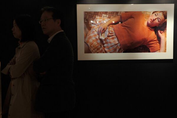 Работа одной из самых влиятельных и известных в мире художниц современности Синди Шерман. Самым дорогим снимком Синди Шерман стала фотография без названия. В мае 2014 года снимок был продан на аукционе Sotheby’s за 3,86 млн долл. - Sputnik Грузия