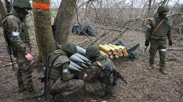 Артиллеристы вооруженных сил РФ подготавливают снаряды для гаубицы Мста-Б в южном секторе СВО - Sputnik Грузия