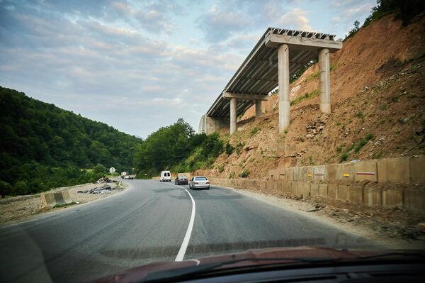 На Рикотском перевале продолжается строительство новой дороги. Когда ее построят, проезжать перевал станет быстрее и комфортнее. - Sputnik Грузия