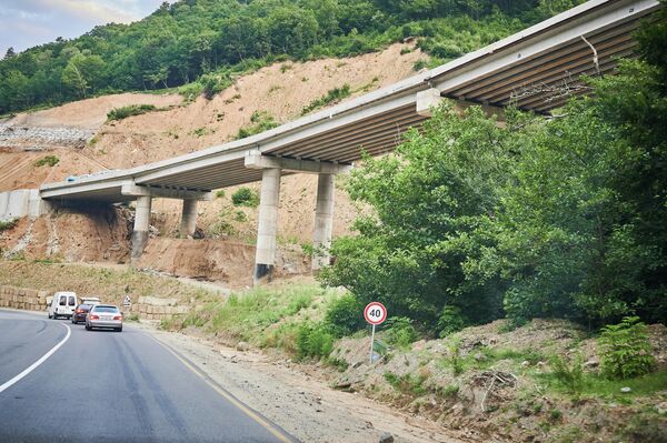 Когда проезжаешь по старой дороге через Рикотский перевал, видишь, как на глазах идет строительство новой трассы. - Sputnik Грузия