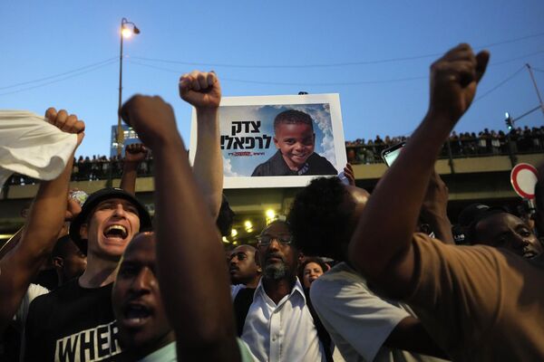 Члены эфиопской еврейской общины во время марша в Тель-Авиве в знак протеста против того, как власти отреагировали на смерть 4-летнего Рафаэля Аданы, который был убит в результате автомобильного наезда. - Sputnik Грузия