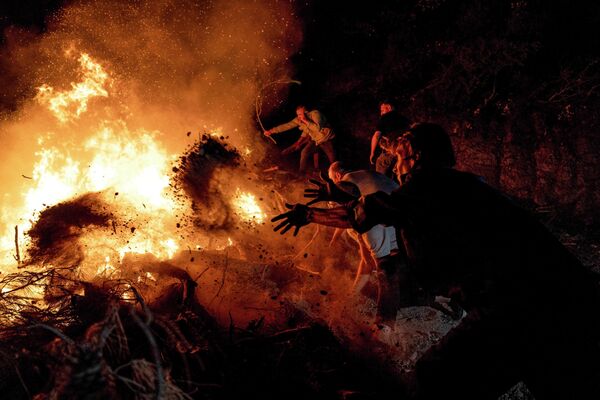 Пожарные и жители пытаются потушить пожар в городе Чанаккале, на северо-западе Турции. - Sputnik Грузия