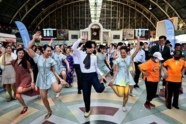 Люди танцуют свинг на Бангкокском железнодорожном вокзале в Таиланде. - Sputnik Грузия