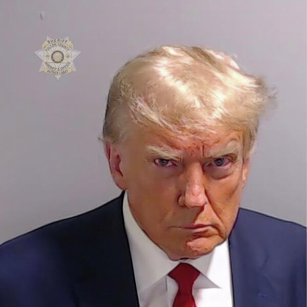 Экс-президент США Дональд Трамп впервые с 2021 года опубликовал пост в соцсети X (бывшая Twitter). Он разместил свое фото, которое было сделано в тюрьме округа Фултон. Снимок стал историческим - за всю историю страны ни одному бывшему или действующему президенту США не делали тюремного фото. - Sputnik Грузия