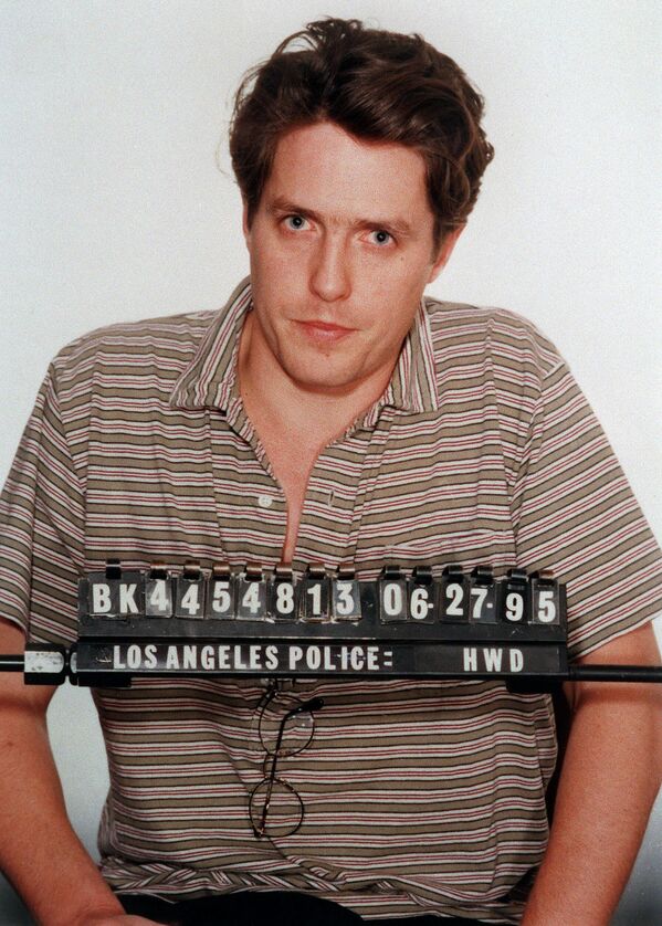Попадал в руки полиции и британский актер Хью Грант. Фото сделано Департаментом полиции Лос-Анджелеса 27 июня 1995 года, после его ареста за непристойное поведение с проституткой на бульваре Сансет в Голливуде.  - Sputnik Грузия