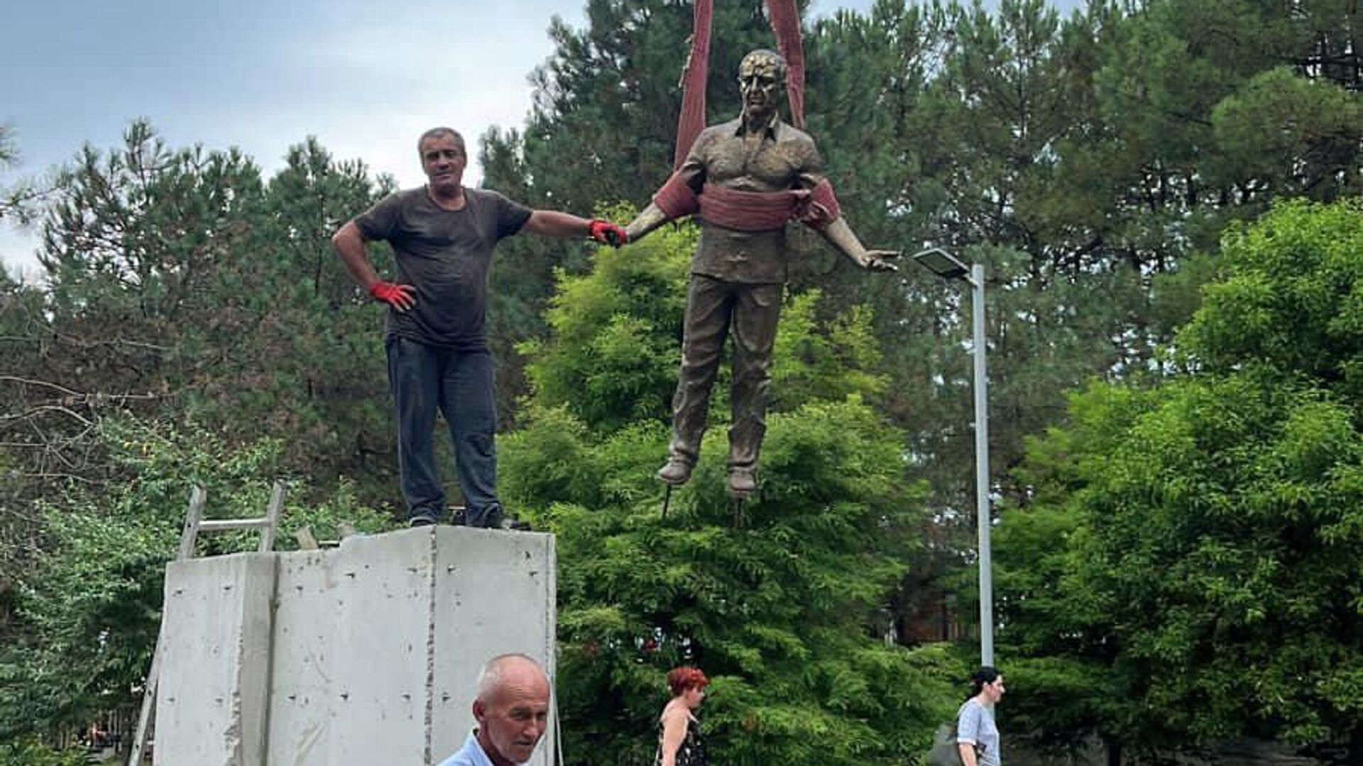 В Аджарии поставили памятник мужчине, который погиб, спасая собак - Sputnik Грузия, 1920, 28.08.2023