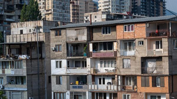 Престижные пристройки? Необычное зрелище в центре Тбилиси – видео - Sputnik Грузия
