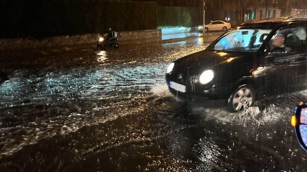 Последствия сильного ливня и грозы в столице Грузии - наводнение в центре города - Sputnik Грузия