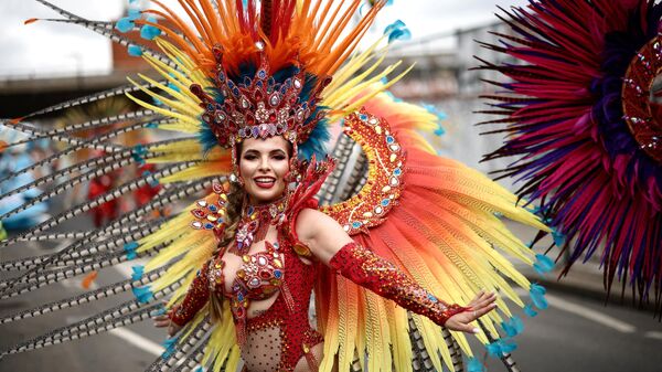Танцовщица выступает на параде карнавала Ноттинг-Хилл в западном Лондоне - Sputnik Грузия