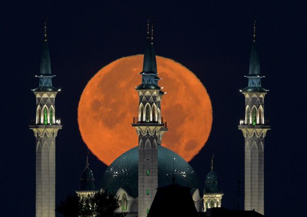 Вид на полную луну и мечеть Кул-Шариф в Казани - Sputnik Грузия