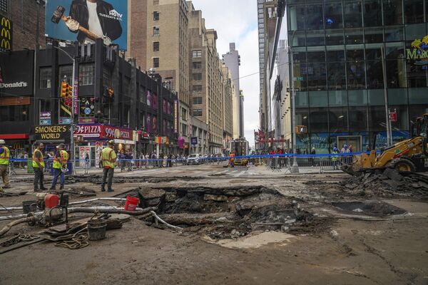 Восстановительные работы после того, как 127-летний водопровод под нью-йоркской Таймс-сквер прорвался, затопив улицы и метро. - Sputnik Грузия