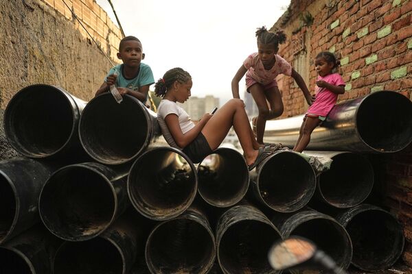 Дети играют на улицах Каракаса в Венесуэле. - Sputnik Грузия
