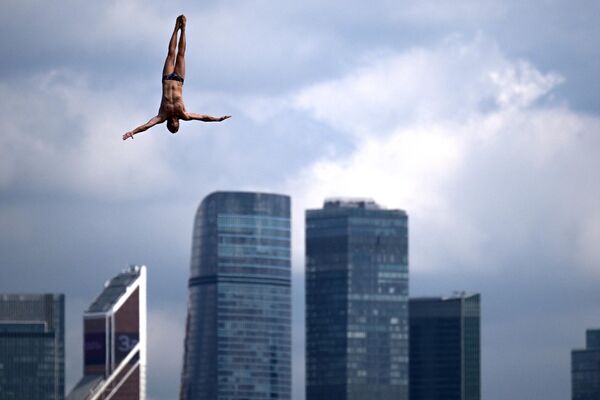 Тим Тесинг участвует в соревнованиях по прыжкам в воду на фестивале &quot;Открытая вода&quot; в Москве. - Sputnik Грузия