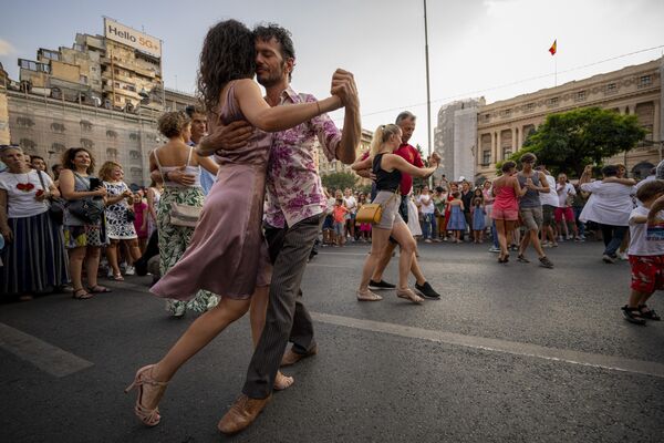 Люди танцуют на главном проспекте Бухареста во время мероприятия &quot;Ночь танцев&quot; в Румынии. - Sputnik Грузия