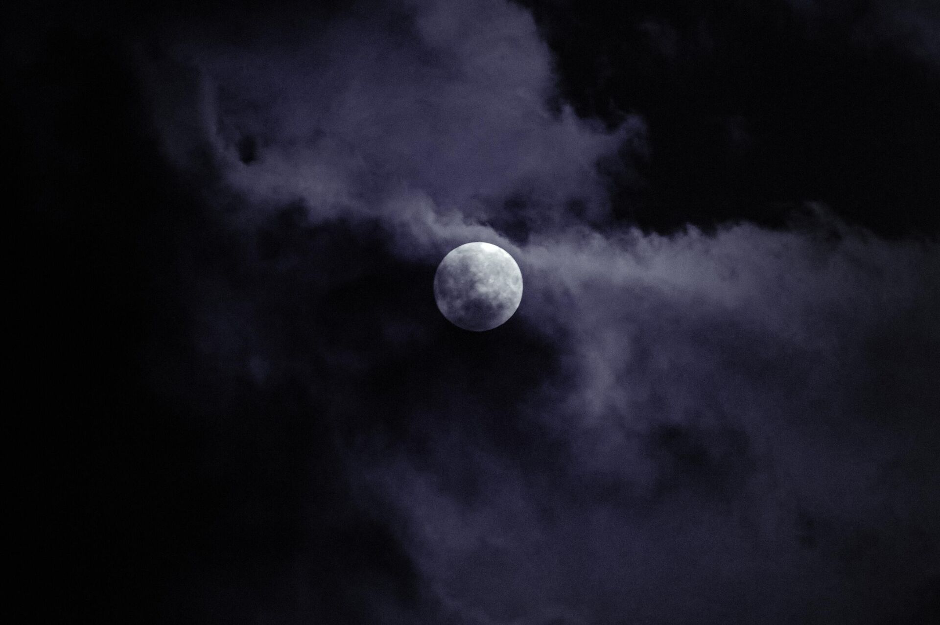 Суперлуние - голубая Луна в облаках - Sputnik Грузия, 1920, 31.12.2025